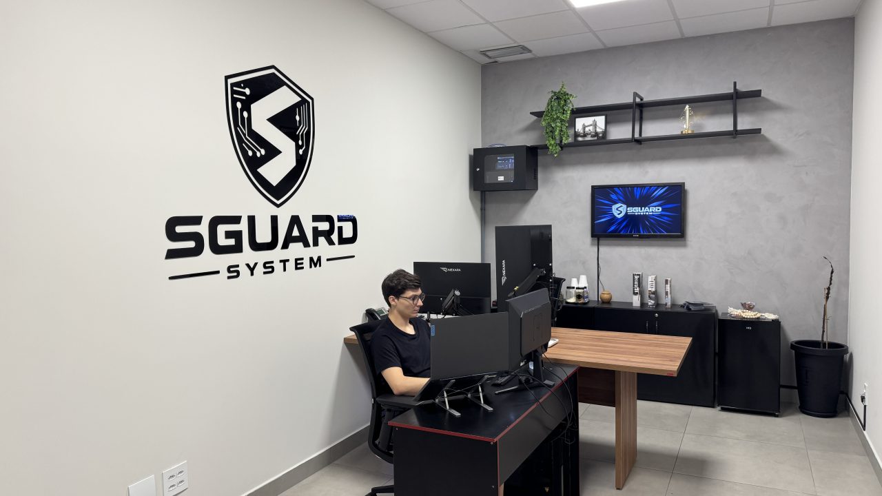 Escritório da SGuard System com a marca da empresa na parede